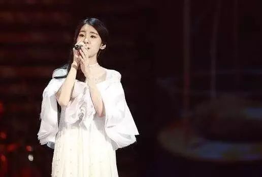 张碧晨现场演唱《我可以忘记你》