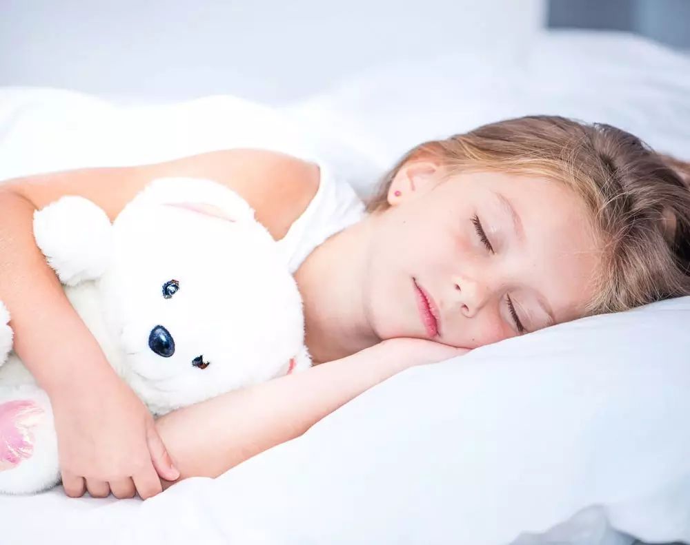 帮助孩子发展出睡眠规律,白天和晚上固定时间睡觉.
