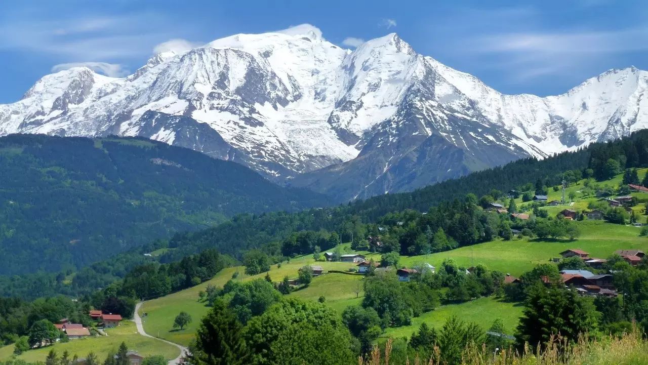 他们把绑着红手帕的木棒插在勃朗峰顶,登山史由此开端