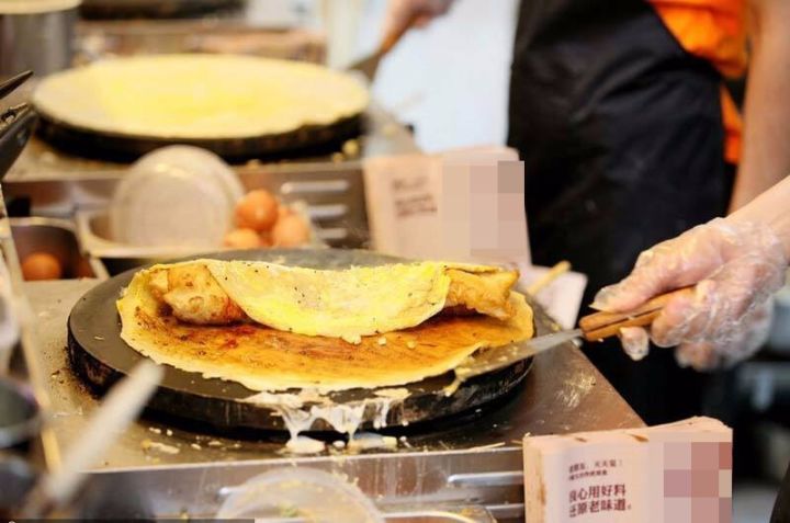 咏煎饼 吆吆吆 煎饼果子来一套 想吃脆皮放脆皮 想吃烤肠放烤肠 是