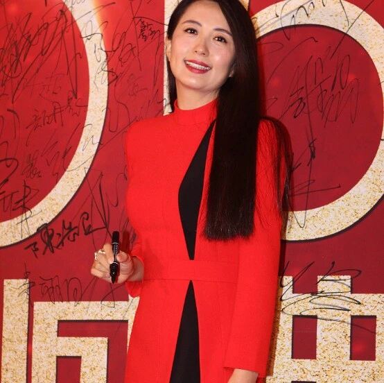 杨童舒也开始演“妈”了,奔五的年纪依旧美,穿红色长裙太吸睛