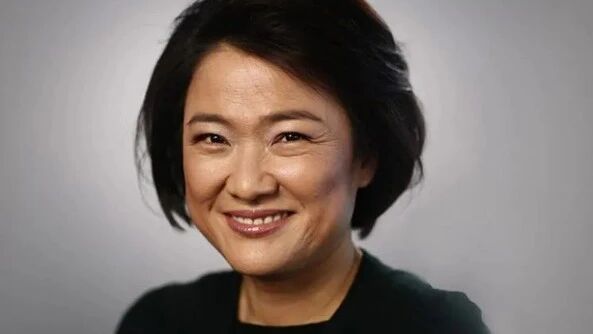 点击「卡片」关注「丁香花开声音」⭐她已入美国国籍，每年从中国捞金16亿，转身去给美国捐款6亿