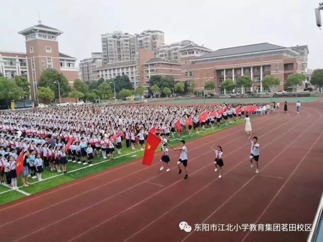 5月28日早晨,微风徐徐,国旗飘扬,在江北小学教育集团茗田校区的绿色