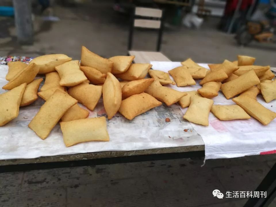 在河南,油馍是人们常吃的早餐食品.