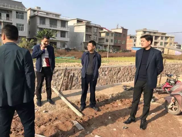 改造施工现场指导解决施工中遇到的相关问题,镇党委书记罗剑锋陪同