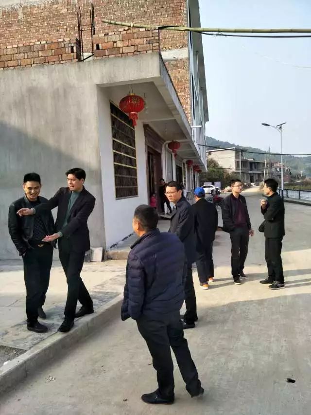 移民搬迁一线 上午9点,镇党委书记罗剑锋,党委副书记毛熠睿会同区扶贫