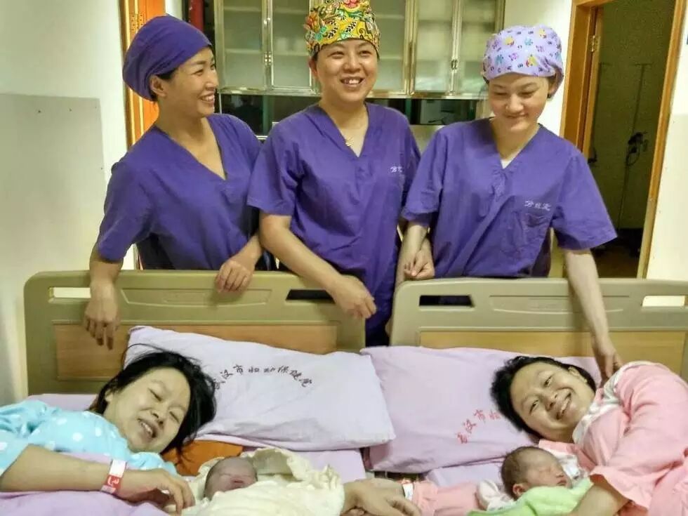 无巧不成书!双胞胎姐妹一起怀孕同天分娩 娃还都是6斤6两-怀孕期