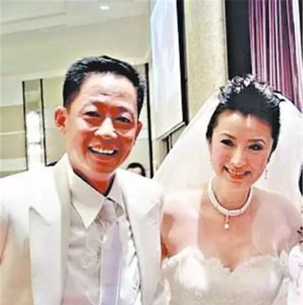 52岁王志文近照,一代情圣六位前女友都很美艳,最终却娶了女富豪
