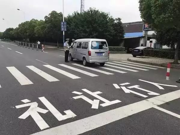 人行道前未礼让