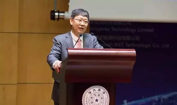 图为清华大学深圳研究生院院长康飞宇教授致辞