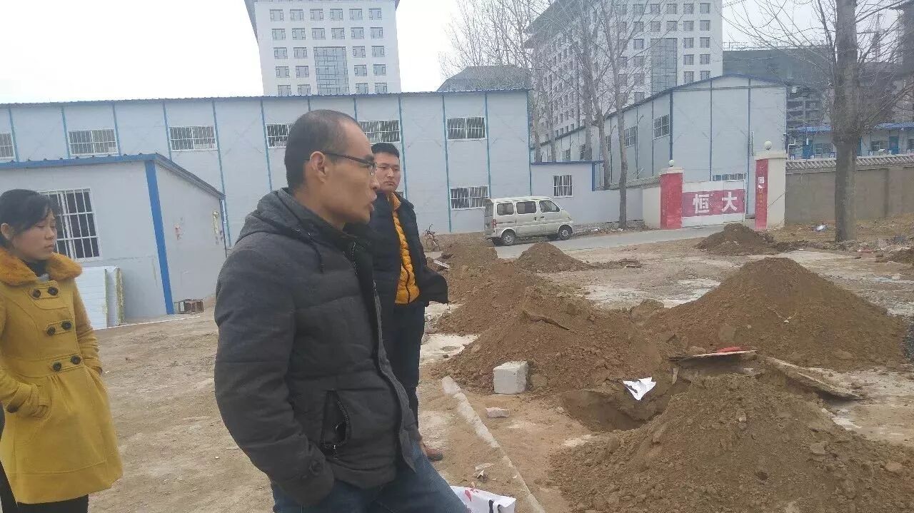 会长周杰看望郑州大风刮走饭店受灾的老乡