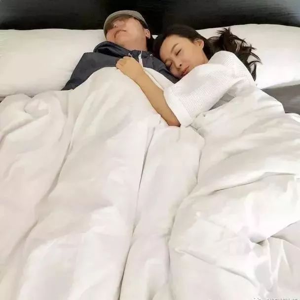 陈法拉匆匆回港赚钱 与化妆师的“床照”流出