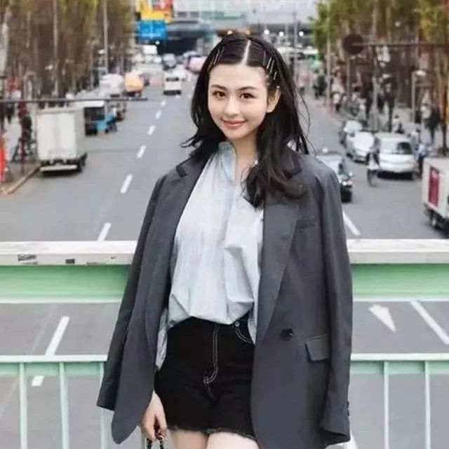 邱淑贞女儿“整容式”长开,模仿妈妈卷发腿白貌美