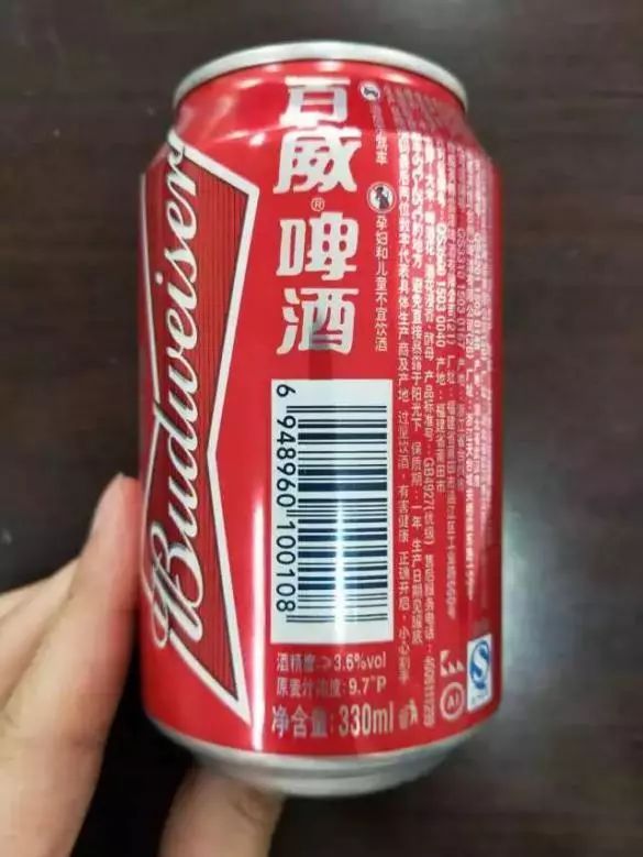 正面对比图 (左图为百威金尊啤酒,右图为百威啤酒) (左图为百威