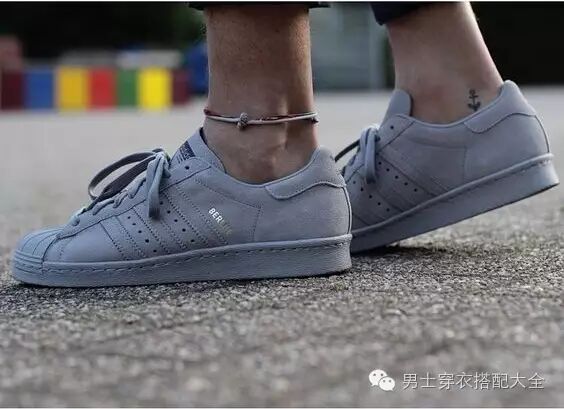 小白鞋只能算基础单品，今年麂皮鞋才是主角