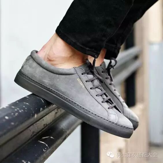 小白鞋只能算基础单品，今年麂皮鞋才是主角