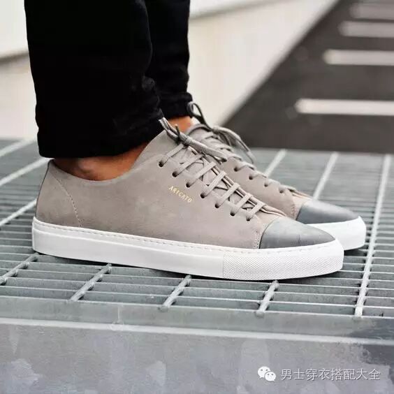 小白鞋只能算基础单品，今年麂皮鞋才是主角