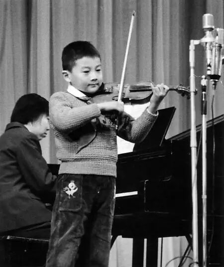 %name 还记得七岁的你在做什么？他，七岁已经进入中央音乐学院！