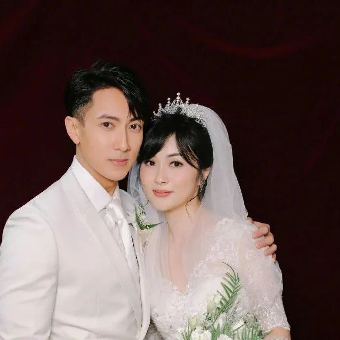 吴尊林丽吟婚纱照曝光 两人亲密依偎儿女出镜幸福满分