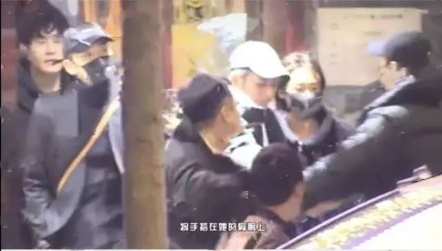 李维嘉恋情曝光疑戴socco爱情手表在街边甜蜜拥抱还为她整理外套?