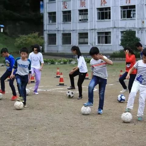 我想踢足球,我想有个完整的足球场……这个冬天,让我们和公益大使朱丹一起为大山的孩子圆梦!