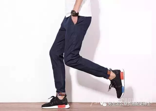 跑鞋与牛仔裤的搭配可谓是最常见,无论是跑步还是日常行走,跑鞋