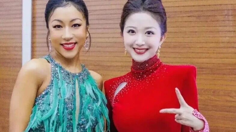 这张照片,刘心悦和吉克隽逸,拍摄于2024年春晚后台