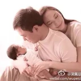 同样是未婚先孕,三个孩子妈!为啥吴佩慈被群嘲,梁洛施受追捧?