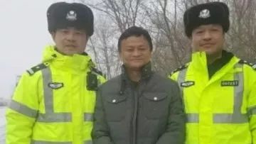 与警察蜀黍合影,若站位不太理想,一定别忘记微笑