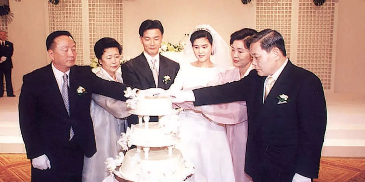 女儿出嫁前,韩国首富李健熙,在咖啡馆从天黑坐到天明,完全是个颇受