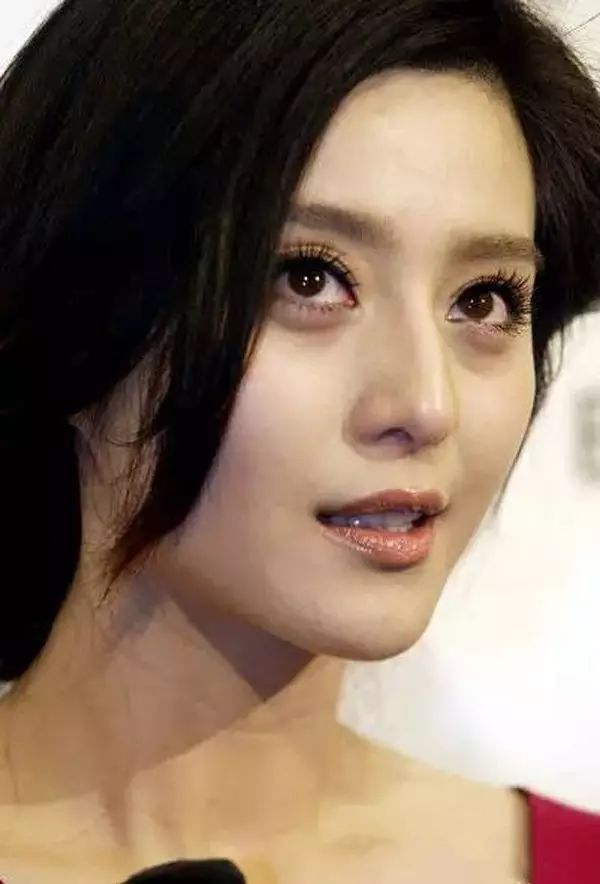 周冬雨的迷人笑眼竟有"硬伤"?卸妆后的佟丽娅郑爽范冰冰比她更严重!
