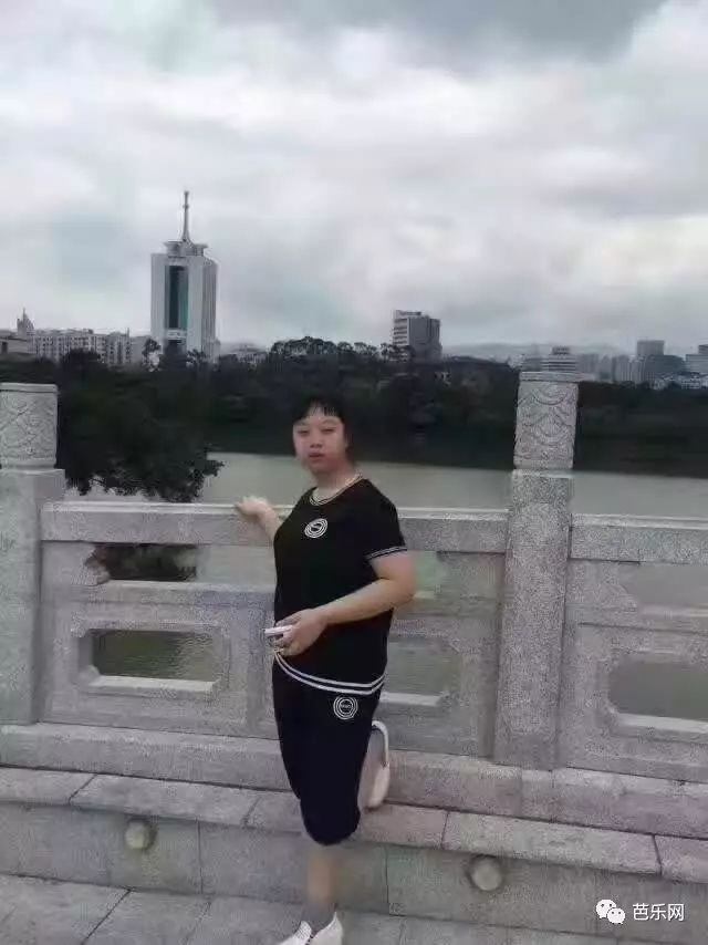 以下照片是她的近照