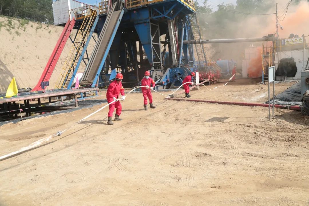 子长采油厂与钻井公司联合开展防喷防火应急演练