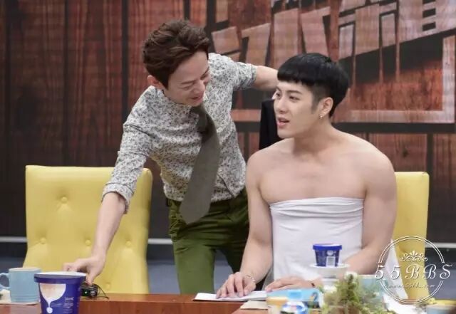 何炅掰弯王嘉尔?圈内小鲜肉都被他吃过豆腐!