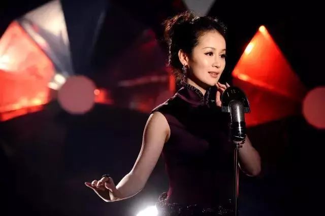 她被誉为中国的“玛丽亚·凯莉”,不得不听的美丽嗓音