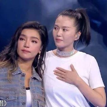 谭维维江映蓉12年后同台,回看她们选秀时,整容脸天然脸的差距