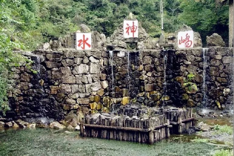 6 水神峤 水神峤位于安宁市青龙镇境内,这里山清水秀,古藤参天,山花