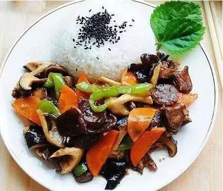 虾仁片,料酒同炒至6分熟,炝入猪肉4,倒入胡萝卜,青椒,笋片,鹌鹑蛋吃生蚝得肠胃炎图片