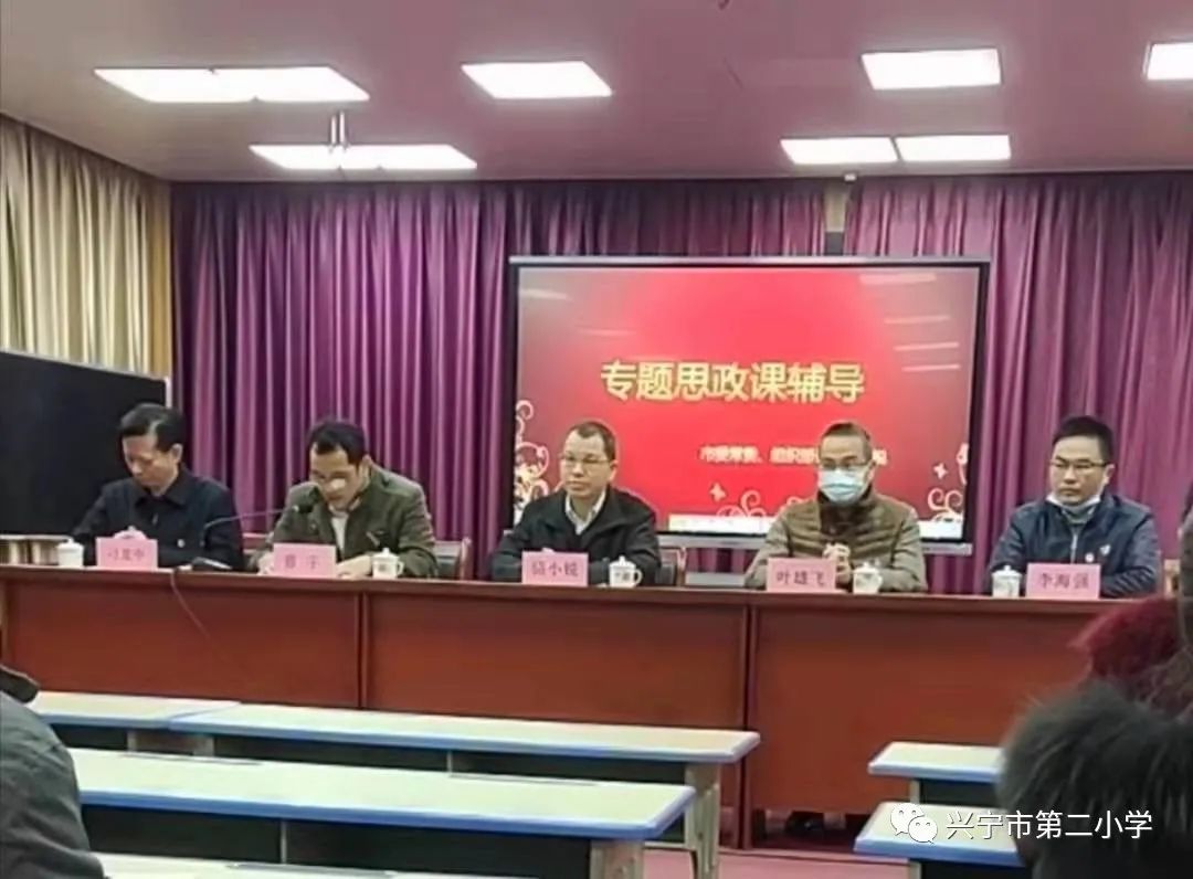 骆小锐向学校和老师们提出殷切希望:一是思政教育紧扣时代脉搏,要从