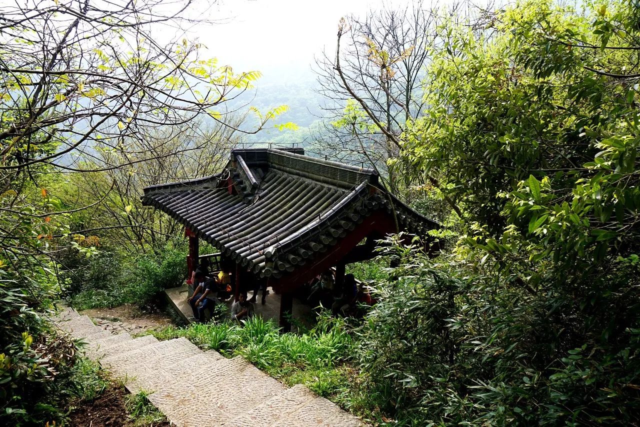 据《同治·长兴县志》记载,现碧岩村所辖区域,原为白乌区正东乡二十