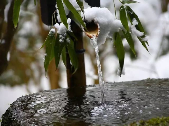 之灵气,通体透白,无暇至纯,是为煮茶的上品之水,以柴薪烧化雪水烹茶