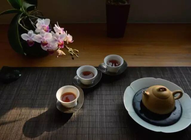 茶礼仪：别人倒茶给你为何一定要敲三下桌面？