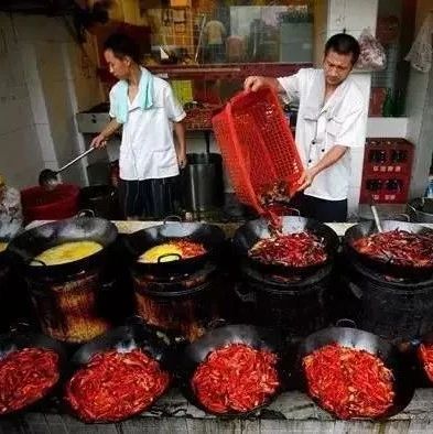 外卖平台小龙虾店问题凸显,吃小龙虾应该注意什么?