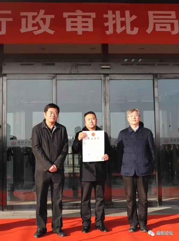 曲阳县举行行政审批局揭牌仪式为曲阳杰艺园林雕塑有限公司颁发营业执照