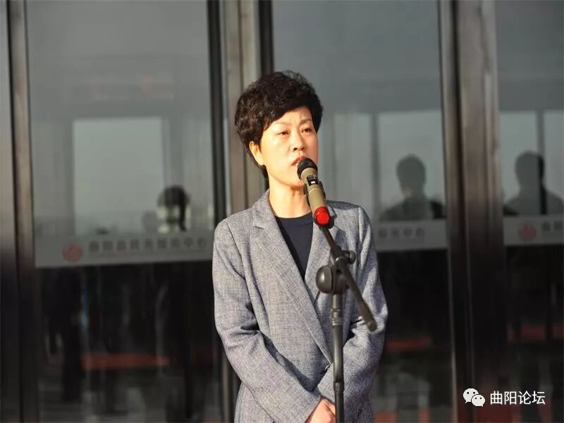 曲阳县举行行政审批局揭牌仪式为曲阳杰艺园林雕塑有限公司颁发营业执照