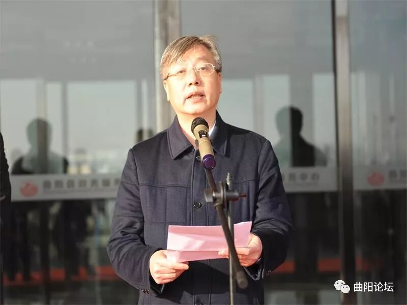 曲阳县举行行政审批局揭牌仪式为曲阳杰艺园林雕塑有限公司颁发营业执照