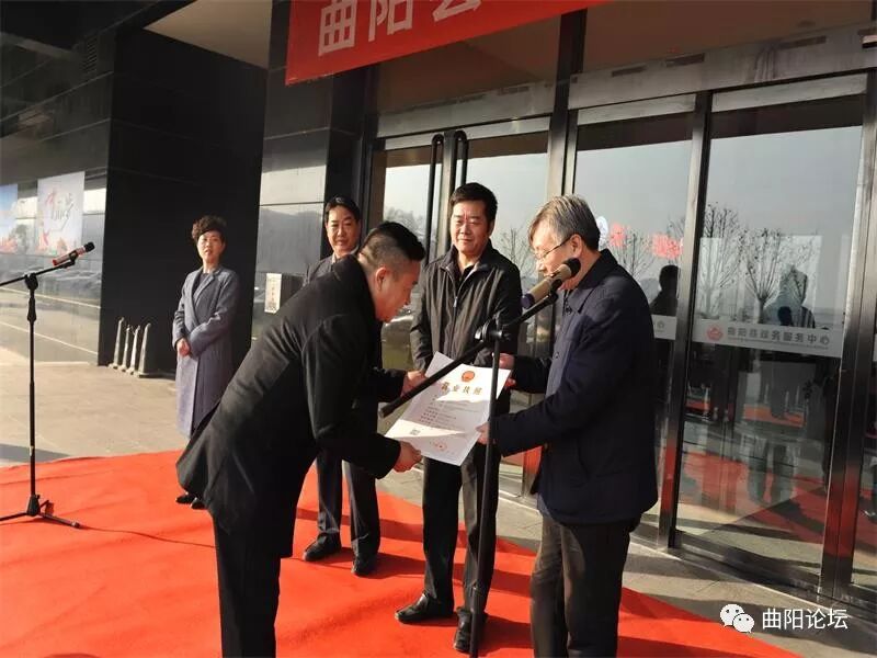 曲阳县举行行政审批局揭牌仪式为曲阳杰艺园林雕塑有限公司颁发营业执照