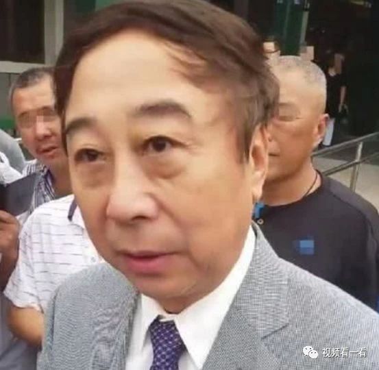 冯巩的儿子都34岁了,霸道总裁,长得和赵本山一模一样?