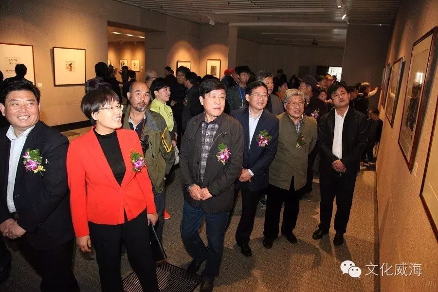 副市长张波,文广新局杨万友等领导观看画展