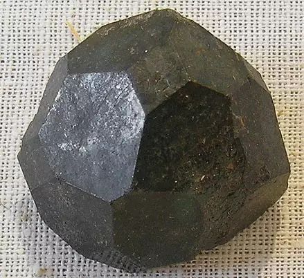 钙铁榴石如果富含钛,就成为富钛变种——钛榴石.